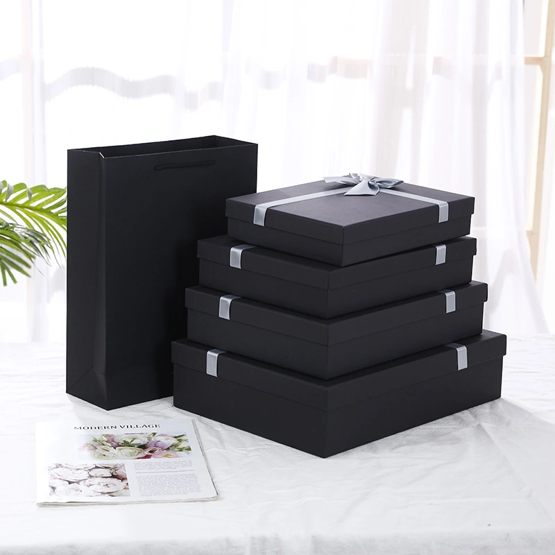 Confezione regalo nera rettangolare con coperchio